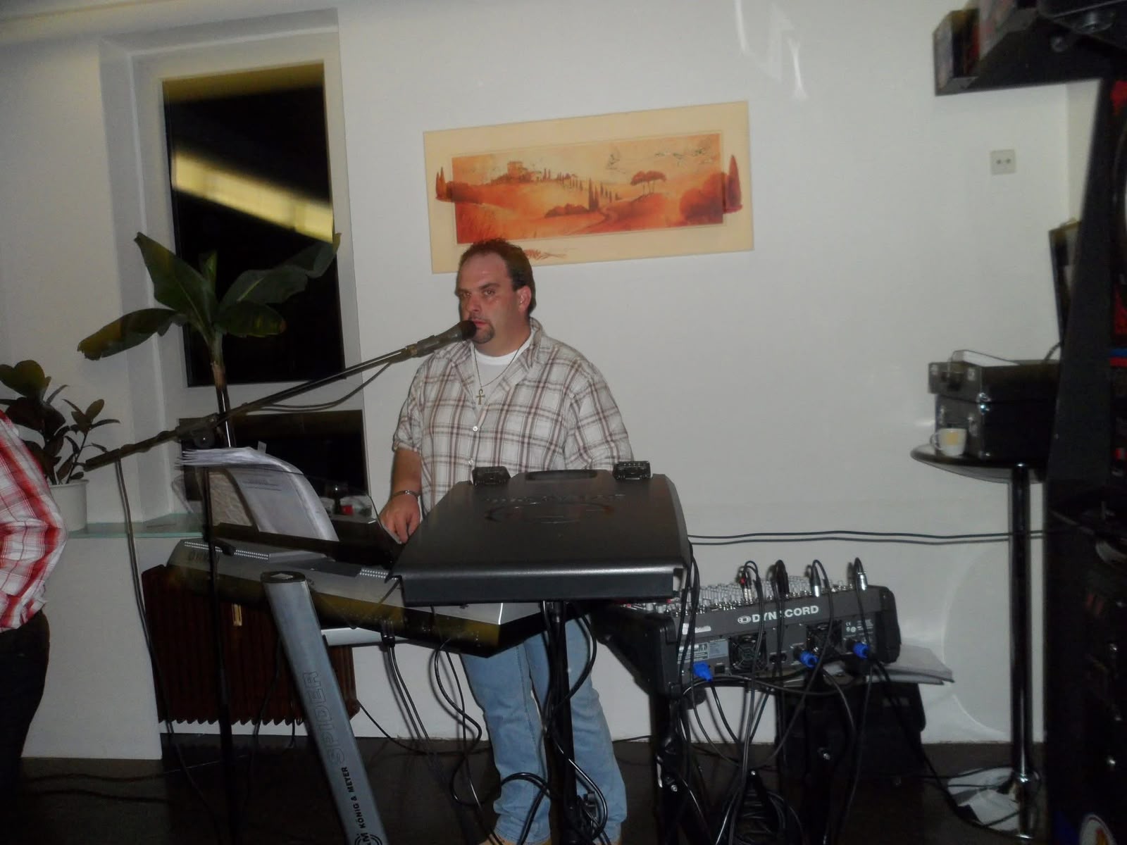 Mr. Melody singt am Keyboard bei einer Veranstaltung
