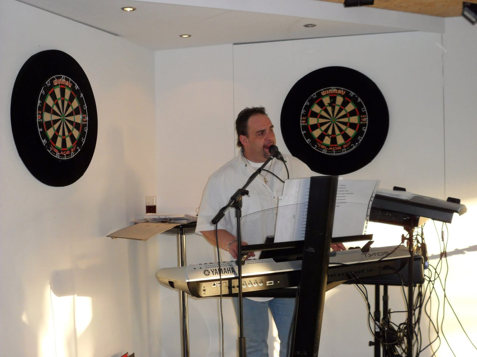 Mr. Melody singt und spielt Keyboard vor Publikum