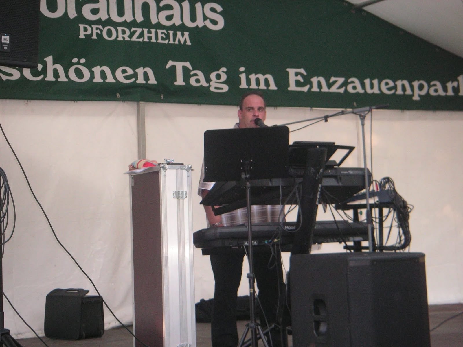 Mr. Melody tritt mit Keyboard und Gesang auf
