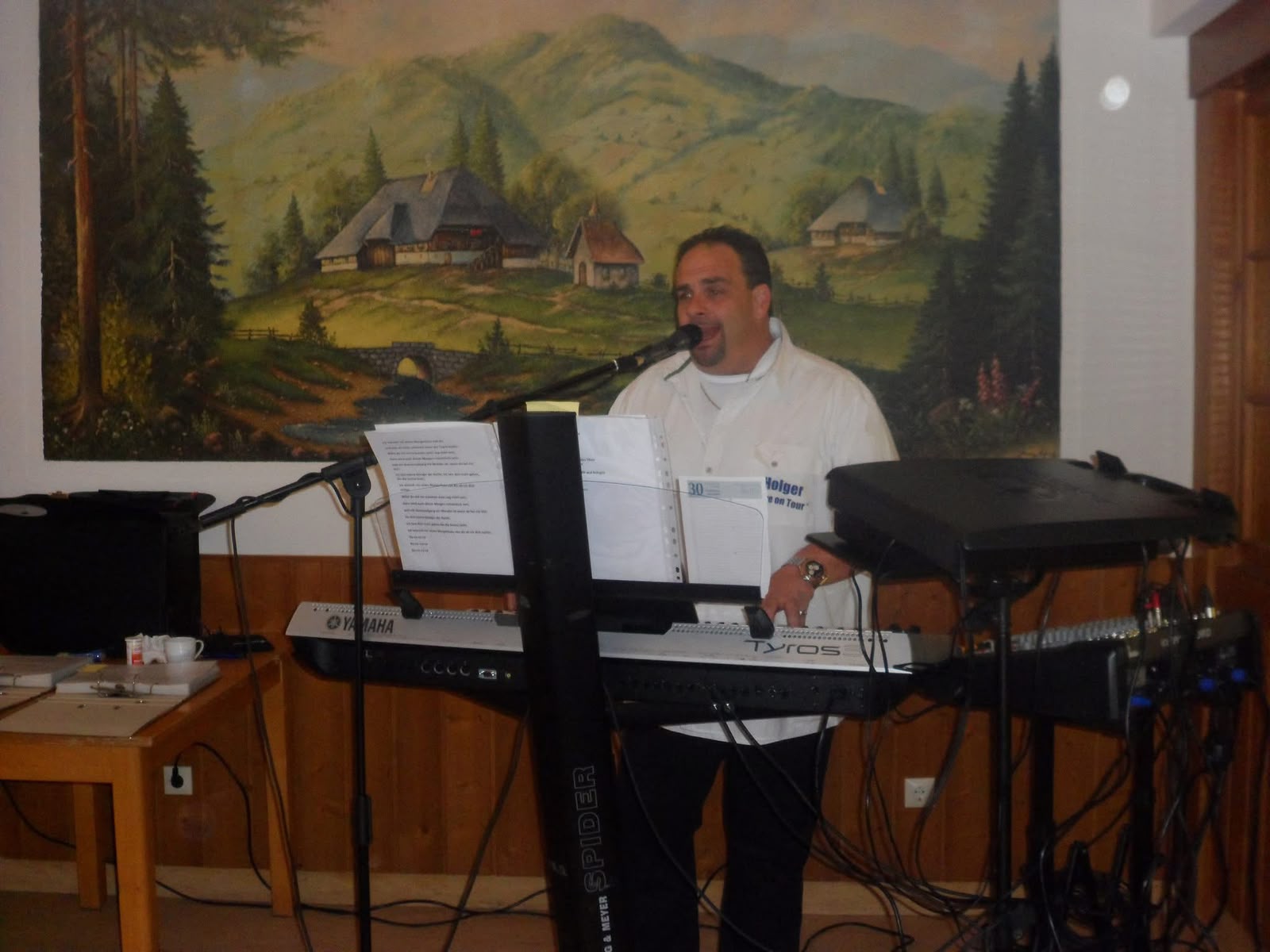 Mr. Melody singt bei einem Auftritt am Keyboard